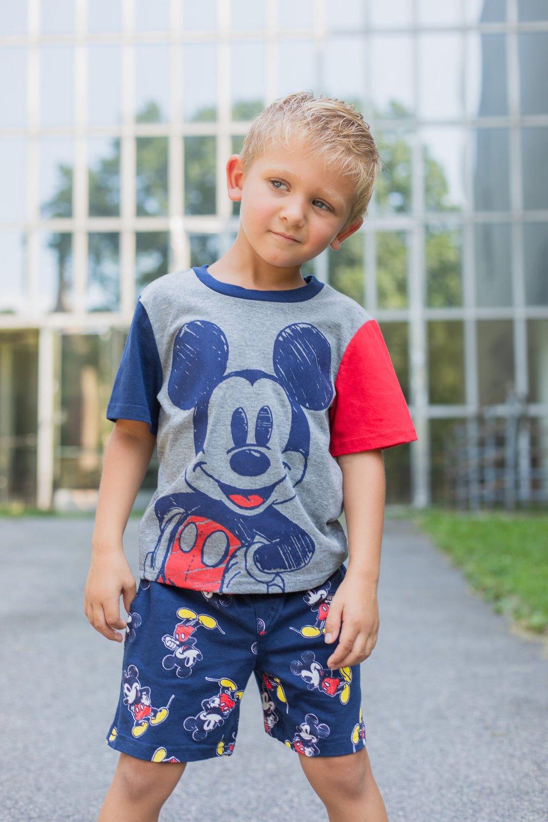 Camiseta gráfica de Mickey Mouse de Disney y pantalones cortos de felpa francesa